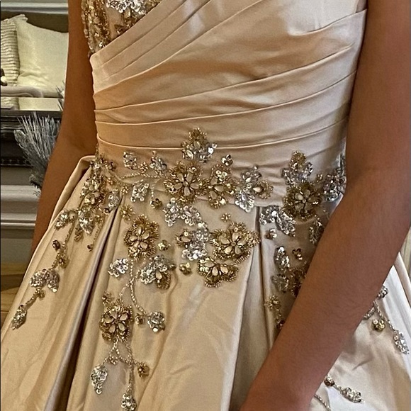 Gorgeous ball gown with pockets, beaded bodice and intricate design. Size 6 - Picture 11 of 12